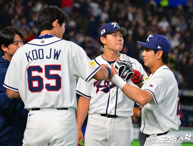 5일 오후 일본 도쿄돔에서 열린 2026 월드베이스볼클래식(WBC) C조 체코와 대한민국의 경기, 3회초 수비를 마친 한국 소형준이 선수들과 하이파이브를 하고 있다. 도쿄, 김한준 기자