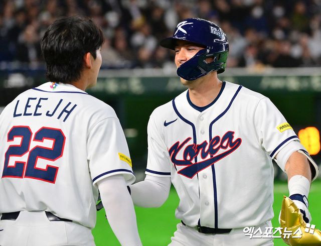 5일 오후 일본 도쿄돔에서 열린 2026 월드베이스볼클래식(WBC) C조 체코와 대한민국의 경기, 3회말 1사 한국 위트컴이 솔로 홈런을 날린 후 이정후와 세리머니를 하고 있다. 도쿄, 김한준 기자