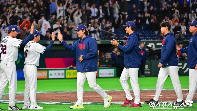 5일 오후 일본 도쿄돔에서 열린 2026 월드베이스볼클래식(WBC) C조 체코와 한국의 경기, 한국이 문보경의 만루 홈런과 위트컴의 연타석 홈런, 저마이 존스의 솔로 홈런에 힘입어 체코에 11:4로 승리하며 17년 만에 1차전 승리를 기록했다. 이나루 경기에서 승리한 한국 류지현 감독이 선수들과 함께 기뻐하고 있다. 도쿄, 김한준 기자