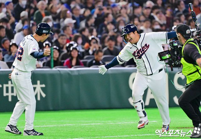 5일 오후 일본 도쿄돔에서 열린 2026 월드베이스볼클래식(WBC) C조 체코와 대한민국의 경기, 1회말 1사 만루 한국 문보경이 만루 홈런을 날린 후 기뻐하고 있다. 도쿄, 김한준 기자