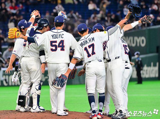 5일 오후 일본 도쿄돔에서 열린 2026 월드베이스볼클래식(WBC) C조 체코와 한국의 경기, 한국이 문보경의 만루 홈런과 위트컴의 연타석 홈런, 저마이 존스의 솔로 홈런에 힘입어 체코에 11:4로 승리하며 17년 만에 1차전 승리를 기록했다. 이나루 경기에서 승리한 한국 선수들이 기뻐하고 있다. 도쿄, 김한준 기자