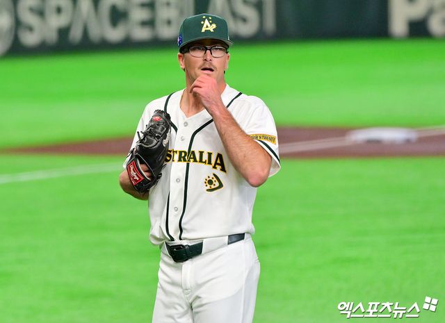 5일 오후 일본 도쿄돔에서 열린 2026 월드베이스볼클래식(WBC) C조 대만과 호주의 경기, 2회초 수비를 마친 호주 알렉스 웰스가 더그아웃으로 향하고 있다. 일본 도쿄, 김한준 기자