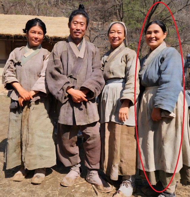 유해진과 함께한 배우 엄춘미.