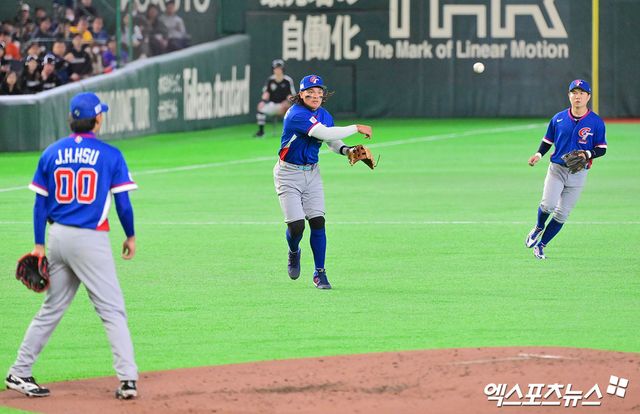 5일 오후 일본 도쿄돔에서 열린 2026 월드베이스볼클래식(WBC) C조 대만과 호주의 경기, 4회말 2사 대만 장위가 타구를 잡아 1루로 송구하고 있다. 도쿄, 김한준 기자