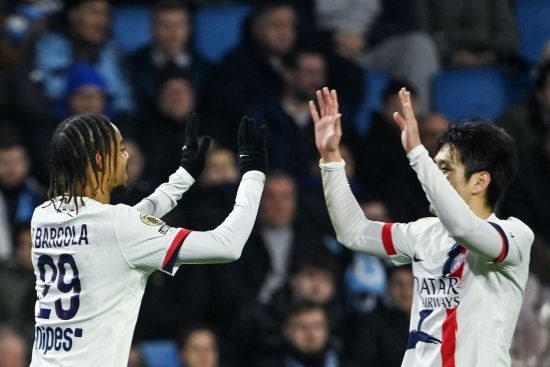 프랑스 축구대표팀에서 2018 국제축구연맹(FIFA) 러시아 월드컵 우승을 경험하고 스페인 명문 아틀레티코 마드리드 최고의 스타로 자리매김한 앙투완 그리즈만이 팀을 떠난다.&nbsp; 그리즈만의 대체자로 떠오른 건 다름아닌 한국 축구 '골든 보이' 이강인(PSG)이다.&nbsp;스페인 매체 렐레보 편집장 마테오 모레토 기자가 6일(한국시간) 자신의 사회관계망서비스(SNS) X를 통해 이강인이 여전히 아틀레티코 마드리드의 최우선 타깃이라고 전했다.&nbsp;이어 모레토는 이강인이 그리즈만을 대체할 아틀레티코의 최우선 타깃이라고 전하며 시즌 중에 갑작스럽게 팀을 떠날 수 있는 그리즈만의 거취와 맞물려 있다고 전했다.&nbsp;연합뉴스