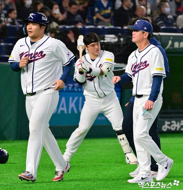 5일 오후 일본 도쿄돔에서 열린 2026 월드베이스볼클래식(WBC) C조 체코와 한국의 경기, 7회말 1사 3루 한국 류지현 감독이 선수 교체를 하고 있다. 도쿄, 김한준 기자