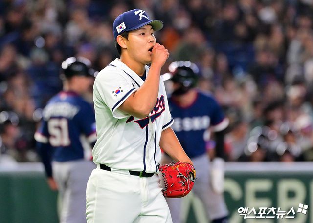5일 오후 일본 도쿄돔에서 열린 2026 월드베이스볼클래식(WBC) C조 체코와 대한민국의 경기, 2회초 2사 1,2루 한국 소형준이 체코 에스칼라의 번트 타구를 잡아 1루로 송구하고 있다. 도쿄, 김한준 기자