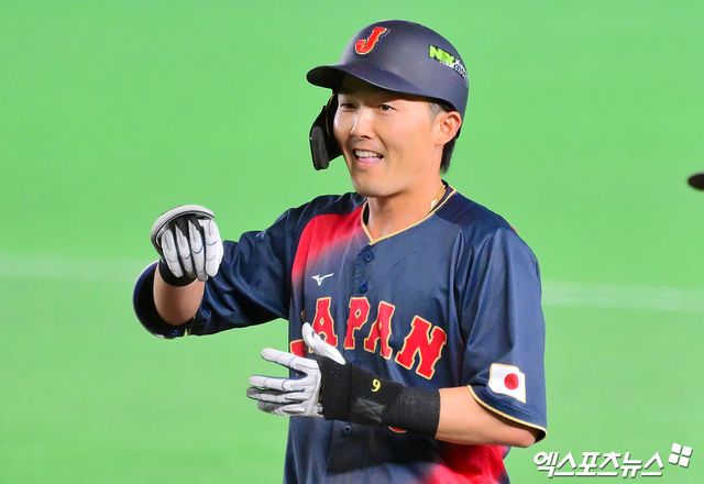 6일 오후 일본 도쿄돔에서 열린 2026 월드베이스볼클래식(WBC) C조 대만과 일본의 경기, 3회초 2사 1,2루 일본 겐다가 2타점 적시타를 날리고 있다. 도쿄, 김한준 기자