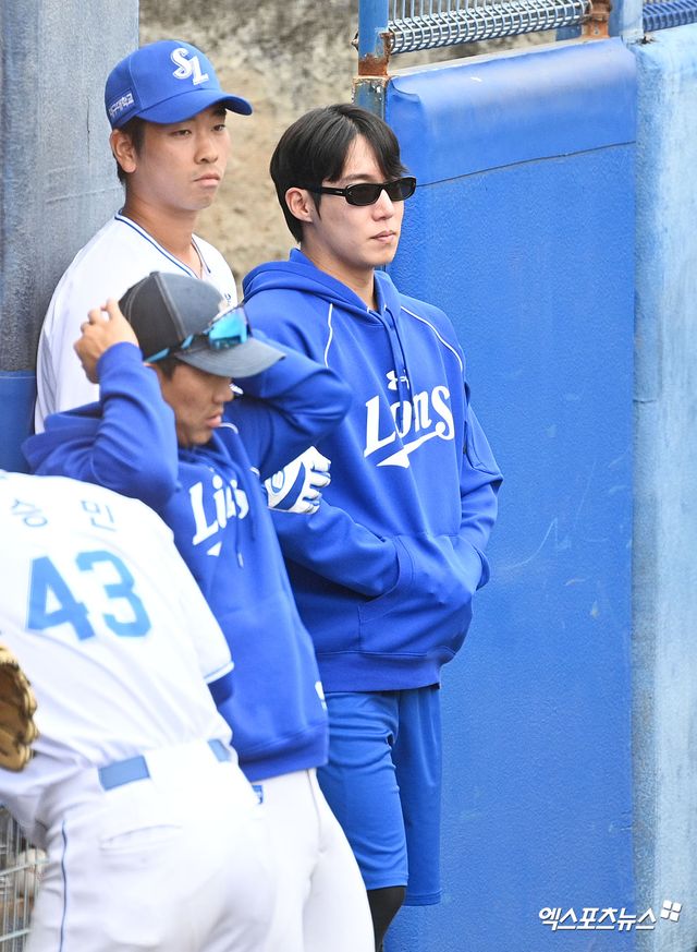 삼성 라이온즈 우완투수 원태인이 서울 청담 리온정형외과에서 재검진을 받은 결과 팔꿈치 손상 부위가 90% 이상 회복됐다는 소견이 나왔다. 오는 8일부터 캐치볼 훈련이 가능하다. 상태에 따라 단계별 투구 프로그램(ITP)을 진행할 예정이다. 엑스포츠뉴스 DB