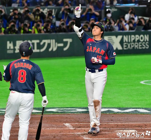 6일 오후 일본 도쿄돔에서 열린 2026 월드베이스볼클래식(WBC) C조 대만과 일본의 경기, 2회초 1사 만루 일본 오타니가 만루 홈런을 날린 후 기뻐하고 있다. 도쿄, 김한준 기자