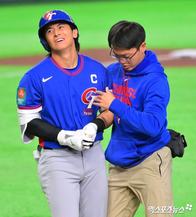 5일 오후 일본 도쿄돔에서 열린 2026 월드베이스볼클래식(WBC) C조 대만과 호주의 경기, 6회초 2사 1루 대만 천제셴이 사구에 맞은 후 고통스러워하고 있다. 도쿄, 김한준 기자