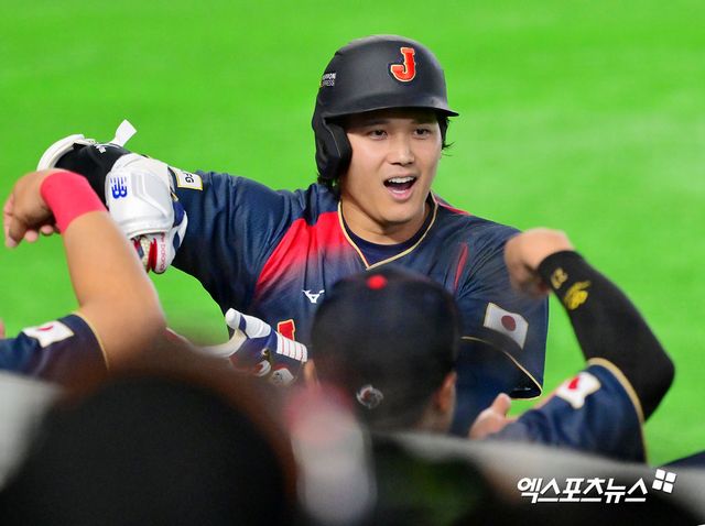 2026 월드베이스볼클래식(WBC) 일본 야구대표팀이 초호화 메이저리거 군단을 앞세운 막강한 공격력으로 대만 야구대표팀를 7회 콜드게임 승리로 꺾었다. 운명의 한일전을 앞둔 한국 야구대표팀 마운드에도 큰 압박을 줄 만한 일본 초호화 타선의 화력이었다. 일본은 6일 일본 도쿄돔에서 2026 WBC C조 첫 경기 대만전을 치러 13-0으로 승리했다. 대만은 전날 호주전에 이어 16이닝 연속 무득점 아래 굴욕패를 당했다. 간판스타 오타니 쇼헤이는 2회 선제 만루포를 터트리는 등 4타수 3안타 5타점 1홈런으로 맹활약했다. 일본은 한국과 7일 오후 7시 격돌한다. 도쿄. 김한준 기자