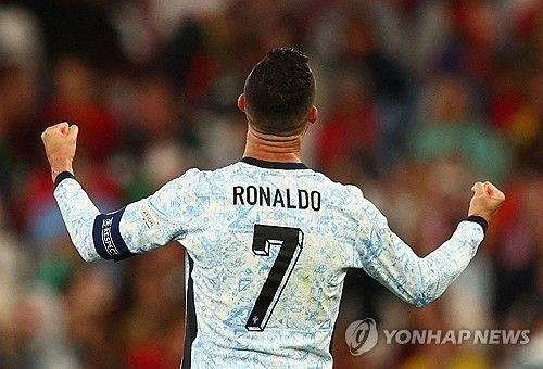 남미 매체 볼라빕은 6일(한국시간) 손흥민(LAFC)이 역대 최고의 월드컵 레전드로 리오넬 메시(인터 마이애미)가 아닌 크리스티아누 호날두(알나스르)를 택했다고 보도했다. 매체에 따르면 2026 국제축구연맹(FIFA) 북중미 월드컵(캐나다·미국·멕시코 공동개최) 개막일이 100일도 남지 않자 FIFA는 각국 국가대표팀 선수들에게 월드컵 최고 레전드 중 한 명을 선택해 줄 것을 요청했고 손흥민은 평소 우상으로 삼던 호날두를 택해 눈길을 끌었다. 연합뉴스