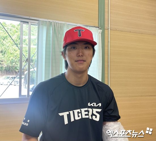 KIA 타이거즈 이의리가 6일 일본 오키나와 킨 구장에서 열린 LG 트윈스와의 연습경기 선발 등판 이후 취재진과 인터뷰에 응하고 있다. 일본 오키나와, 김유민 기자