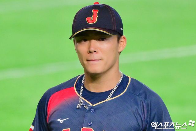 2026 월드베이스볼클래식(WBC) 일본 야구대표팀 투수 야마모토 요시노부가 3이닝을 못 채우고 마운드에서 내려왔다. 1회부터 최고 구속 158km/h를 찍으면서 좋은 투구 컨디션을 보였지만, 막판 피치클락 위반으로 볼넷이 연달아 나오면서 만루 위기를 자초한 점은 아쉬웠다. 야마모토는 6일 일본 도쿄돔에서 열린 2026 WBC C조 대만전에 선발 등판해 2⅔이닝 무피안타 2탈삼진 3볼넷 무실점을 기록했다. 일본은 2회초 오타니 쇼헤이의 만루홈런 등으로 10점을 뽑아낸 뒤 3최호 3점을 추가했다. 4회말 현재 13-0으로 크게 앞서 있다. 도쿄, 김한준 기자