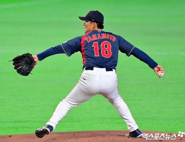 2026 월드베이스볼클래식(WBC) 일본 야구대표팀 투수 야마모토 요시노부가 3이닝을 못 채우고 마운드에서 내려왔다. 1회부터 최고 구속 158km/h를 찍으면서 좋은 투구 컨디션을 보였지만, 막판 피치클락 위반으로 볼넷이 연달아 나오면서 만루 위기를 자초한 점은 아쉬웠다. 야마모토는 6일 일본 도쿄돔에서 열린 2026 WBC C조 대만전에 선발 등판해 2⅔이닝 무피안타 2탈삼진 3볼넷 무실점을 기록했다. 일본은 2회초 오타니 쇼헤이의 만루홈런 등으로 10점을 뽑아낸 뒤 3최호 3점을 추가했다. 4회말 현재 13-0으로 크게 앞서 있다. 도쿄, 김한준 기자