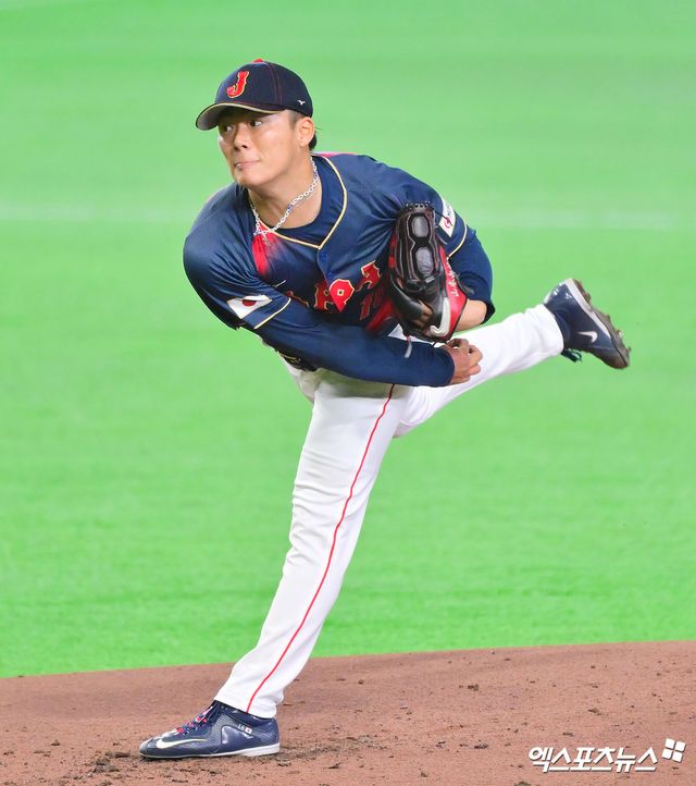 2026 월드베이스볼클래식(WBC) 일본 야구대표팀 투수 야마모토 요시노부가 3이닝을 못 채우고 마운드에서 내려왔다. 1회부터 최고 구속 158km/h를 찍으면서 좋은 투구 컨디션을 보였지만, 막판 피치클락 위반으로 볼넷이 연달아 나오면서 만루 위기를 자초한 점은 아쉬웠다. 야마모토는 6일 일본 도쿄돔에서 열린 2026 WBC C조 대만전에 선발 등판해 2⅔이닝 무피안타 2탈삼진 3볼넷 무실점을 기록했다. 일본은 2회초 오타니 쇼헤이의 만루홈런 등으로 10점을 뽑아낸 뒤 3최호 3점을 추가했다. 4회말 현재 13-0으로 크게 앞서 있다. 도쿄, 김한준 기자