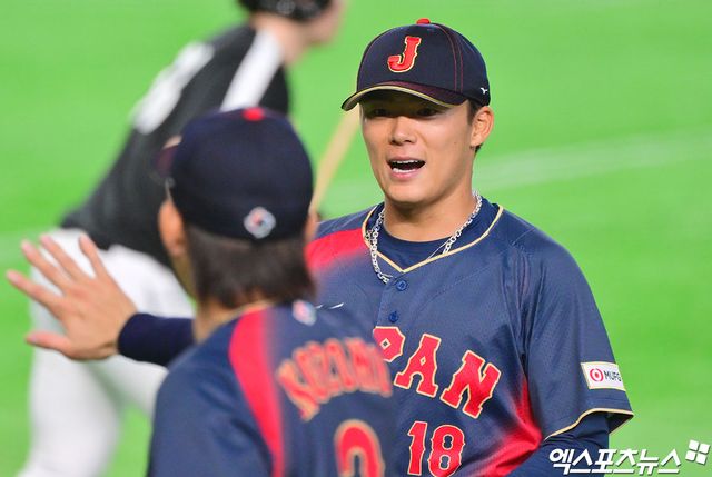 6일 오후 일본 도쿄돔에서 열린 2026 월드베이스볼클래식(WBC) C조 대만과 일본의 경기, 2회말 수비를 마친 일본 야마모토가 더그아웃으로 향하고 있다. 도쿄, 김한준 기자