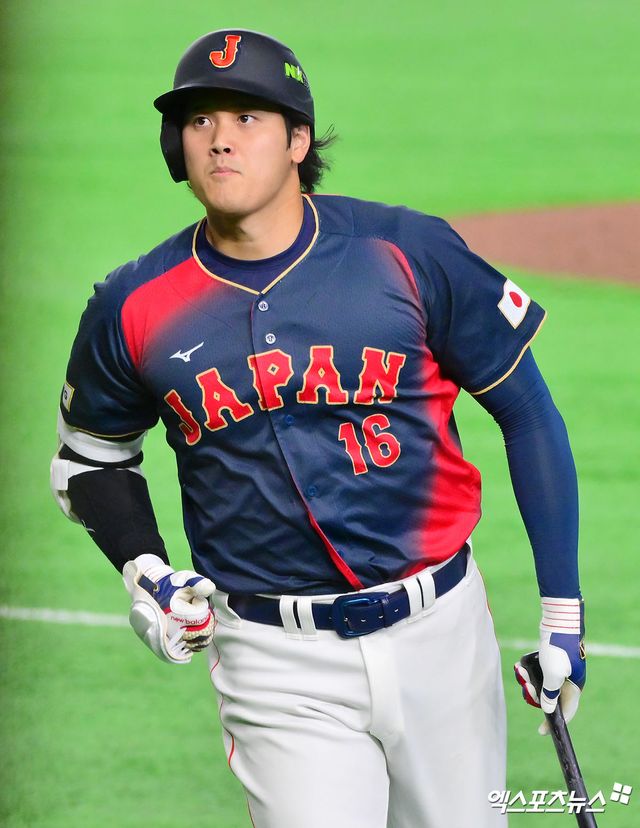 2026 월드베이스볼클래식(WBC) 일본 야구대표팀이 초호화 메이저리거 군단을 앞세운 막강한 공격력으로 대만 야구대표팀를 7회 콜드게임 승리로 꺾었다. 운명의 한일전을 앞둔 한국 야구대표팀 마운드에도 큰 압박을 줄 만한 일본 초호화 타선의 화력이었다. 일본은 6일 일본 도쿄돔에서 2026 WBC C조 첫 경기 대만전을 치러 13-0으로 승리했다. 대만은 전날 호주전에 이어 16이닝 연속 무득점 아래 굴욕패를 당했다. 간판스타 오타니 쇼헤이는 2회 선제 만루포를 터트리는 등 4타수 3안타 5타점 1홈런으로 맹활약했다. 일본은 한국과 7일 오후 7시 격돌한다. 도쿄. 김한준 기자