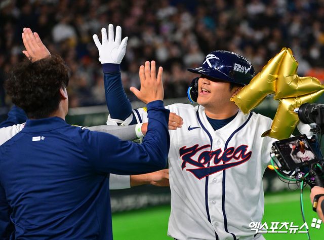 5일 오후 일본 도쿄돔에서 열린 2026 월드베이스볼클래식(WBC) C조 체코와 대한민국의 경기, 1회말 1사 만루 한국 문보경이 만루 홈런을 날린 후 기뻐하고 있다. 도쿄, 김한준 기자
