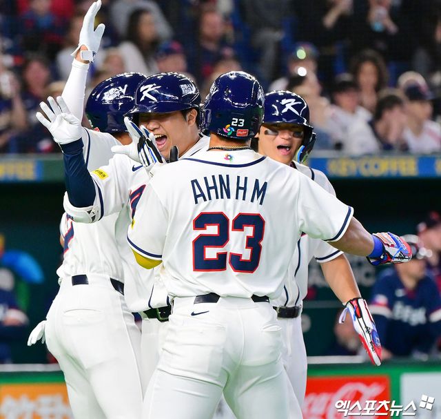 5일 오후 일본 도쿄돔에서 열린 2026 월드베이스볼클래식(WBC) C조 체코와 대한민국의 경기, 1회말 1사 만루 한국 문보경이 만루 홈런을 날린 후 기뻐하고 있다. 도쿄, 김한준 기자