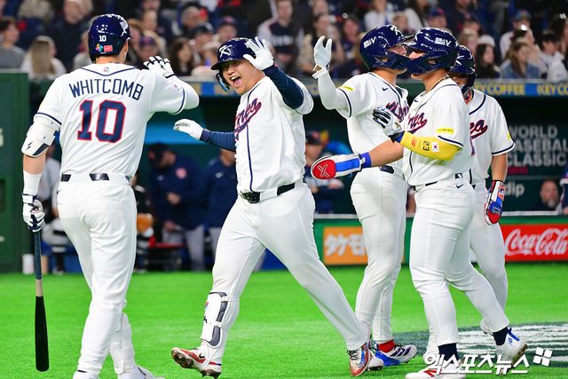 5일 오후 일본 도쿄돔에서 열린 2026 월드베이스볼클래식(WBC) C조 체코와 대한민국의 경기, 1회말 1사 만루 한국 문보경이 만루 홈런을 날린 후 기뻐하고 있다. 도쿄, 김한준 기자