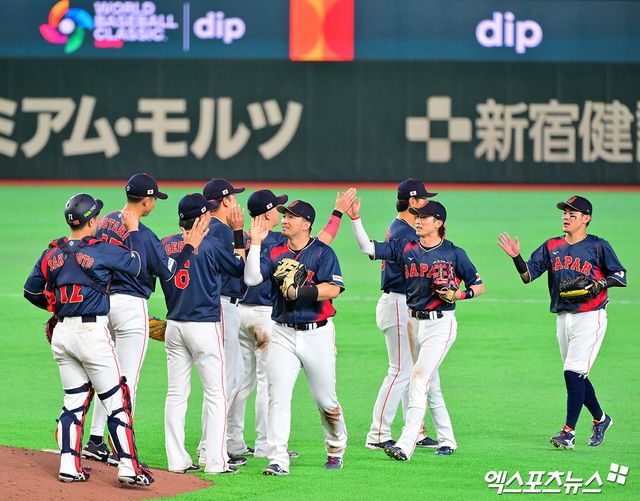 6일 오후 일본 도쿄돔에서 열린 2026 월드베이스볼클래식(WBC) C조 대만과 일본의 경기, 일본이 오타니의 만루 홈런에 힘입어 대만에 13:0 콜드게임 승리를 거뒀다. 이날 경기에서 승리한 일본 선수들이 기뻐하고 있다. 도쿄, 김한준 기자