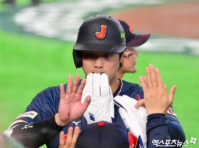 6일 오후 일본 도쿄돔에서 열린 2026 월드베이스볼클래식(WBC) C조 대만과 일본의 경기, 2회초 공격을 마친 일본 오타니가 더그아웃에서 하이파이브를 하고 있다. 도쿄, 김한준 기자