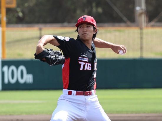 KIA 타이거즈 이의리가 6일 일본 오키나와 킨 구장에서 열린 LG 트윈스와의 연습경기에 선발 등판해 3이닝 무피안타 2볼넷 4탈삼진 무실점을 기록했다. KIA 타이거즈