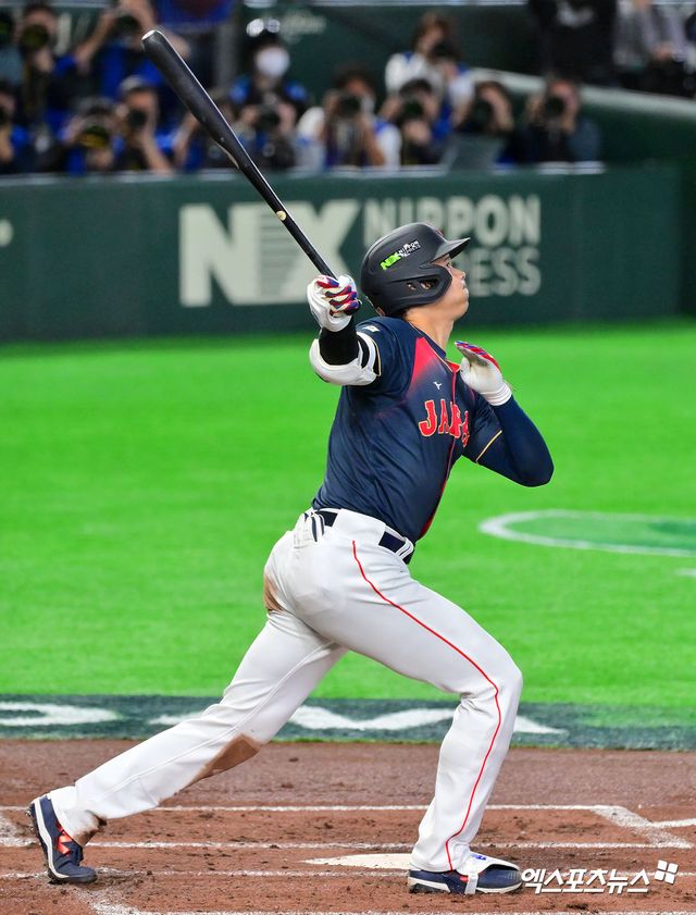 2026 월드베이스볼클래식(WBC) 일본 야구대표팀이 초호화 메이저리거 군단을 앞세운 막강한 공격력으로 대만 야구대표팀를 7회 콜드게임 승리로 꺾었다. 운명의 한일전을 앞둔 한국 야구대표팀 마운드에도 큰 압박을 줄 만한 일본 초호화 타선의 화력이었다. 일본은 6일 일본 도쿄돔에서 2026 WBC C조 첫 경기 대만전을 치러 13-0으로 승리했다. 대만은 전날 호주전에 이어 16이닝 연속 무득점 아래 굴욕패를 당했다. 간판스타 오타니 쇼헤이는 2회 선제 만루포를 터트리는 등 4타수 3안타 5타점 1홈런으로 맹활약했다. 일본은 한국과 7일 오후 7시 격돌한다. 도쿄. 김한준 기자