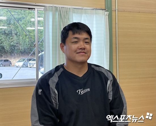 LG 트윈스 장현식이 6일 일본 오키나와 킨 구장에서 열린 KIA 타이거즈와의 연습경기 이후 취재진과 인터뷰에 응하고 있다. 일본 오키나와, 김유민 기자