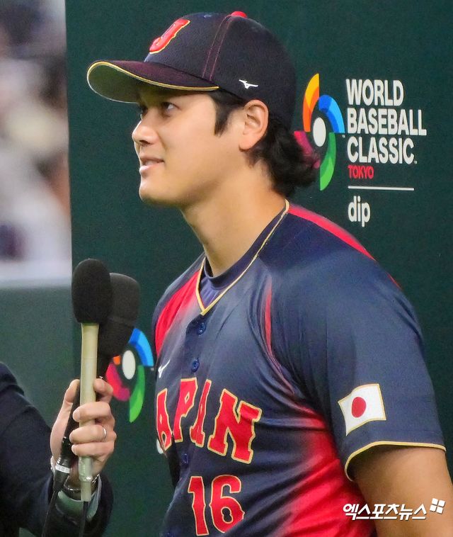 6일 오후 일본 도쿄돔에서 열린 2026 월드베이스볼클래식(WBC) C조 대만과 일본의 경기, 일본이 오타니의 만루 홈런에 힘입어 대만에 13:0 콜드게임 승리를 거뒀다. 이날 경기에서 승리한 일본 오타니와 인터뷰를 하고 있다. 도쿄, 김한준 기자