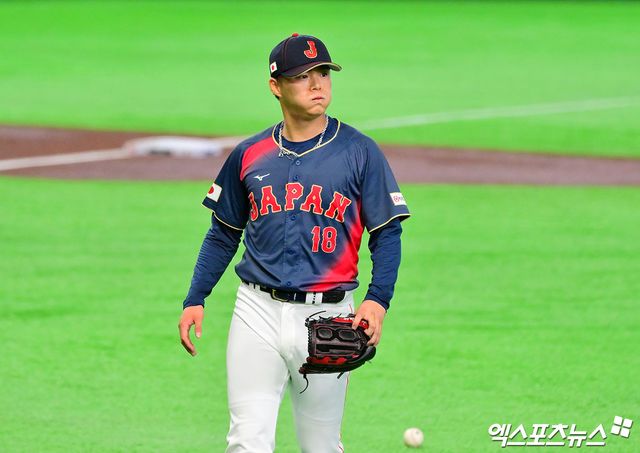 2026 월드베이스볼클래식(WBC) 일본 야구대표팀 투수 야마모토 요시노부가 3이닝을 못 채우고 마운드에서 내려왔다. 1회부터 최고 구속 158km/h를 찍으면서 좋은 투구 컨디션을 보였지만, 막판 피치클락 위반으로 볼넷이 연달아 나오면서 만루 위기를 자초한 점은 아쉬웠다. 야마모토는 6일 일본 도쿄돔에서 열린 2026 WBC C조 대만전에 선발 등판해 2⅔이닝 무피안타 2탈삼진 3볼넷 무실점을 기록했다. 일본은 2회초 오타니 쇼헤이의 만루홈런 등으로 10점을 뽑아낸 뒤 3최호 3점을 추가했다. 4회말 현재 13-0으로 크게 앞서 있다. 도쿄, 김한준 기자