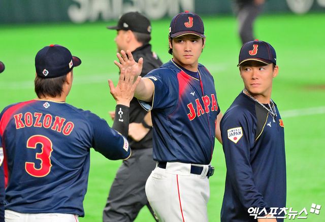 6일 오후 일본 도쿄돔에서 열린 2026 월드베이스볼클래식(WBC) C조 대만과 일본의 경기, 일본이 오타니의 만루 홈런에 힘입어 대만에 13:0 콜드게임 승리를 거뒀다. 이날 경기에서 승리한 일본 선수들이 기뻐하고 있다. 도쿄, 김한준 기자