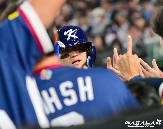 7일 오후 일본 도쿄돔에서 열린 2026 월드베이스볼클래식(WBC) C조 한국과 일본의 경기, 1회초 무사 1,3루 한국 김도영이 이정후의 1타점 적시타때 득점에 성공하고 있다. 도쿄, 김한준 기자