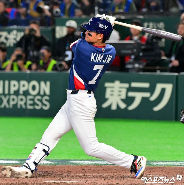 7일 오후 일본 도쿄돔에서 열린 2026 월드베이스볼클래식(WBC) C조 한국과 일본의 경기, 8회초 2사 1,2루 한국 김주원이 1타점 적시타를 날리고 있다. 도쿄, 김한준 기자