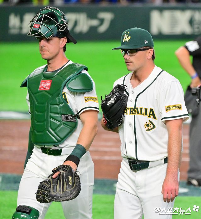 5일 오후 일본 도쿄돔에서 열린 2026 월드베이스볼클래식(WBC) C조 대만과 호주의 경기, 3회초 수비를 마친 호주 웰스가 퍼킨스와 대화를 나누고 있다. 엑스포츠뉴스 DB