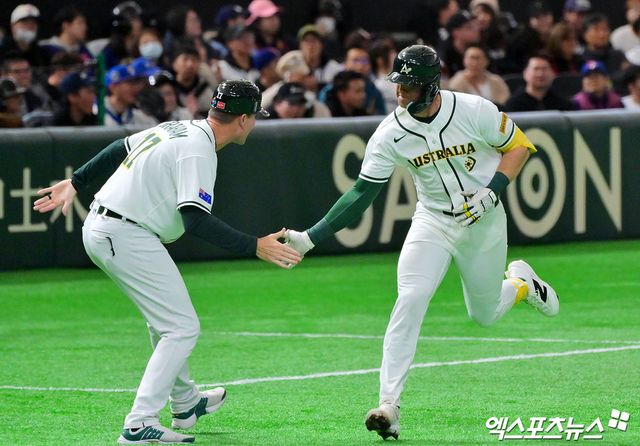 5일 오후 일본 도쿄돔에서 열린 2026 월드베이스볼클래식(WBC) C조 대만과 호주의 경기, 5회말 무사 1루 호주 퍼킨스가 투런 홈런을 날린 후 기뻐하고 있다. 엑스포츠뉴스 DB