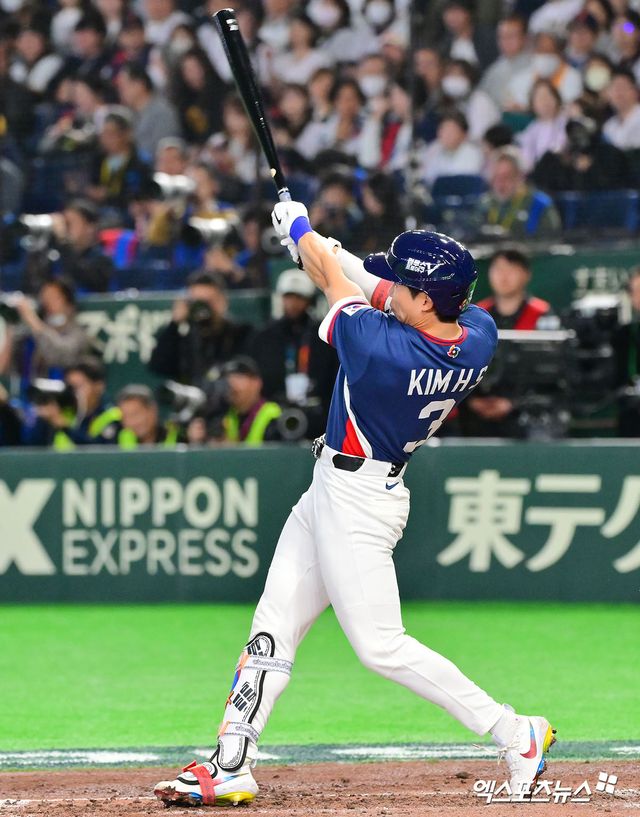 7일 오후 일본 도쿄돔에서 열린 2026 월드베이스볼클래식(WBC) C조 한국과 일본의 경기, 4회초 1사 1루 한국 김혜성이 투런 홈런을 날리고 있다. 도쿄, 김한준 기자