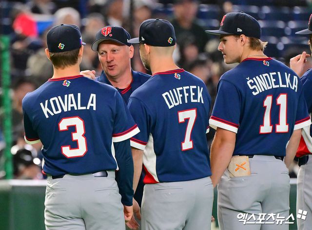 5일 오후 일본 도쿄돔에서 열리는 2026 월드베이스볼클래식(WBC) C조 체코와 대한민국의 경기, 체코 파벨 하딤 감독이 도열을 하고 있다. 도쿄, 김한준 기자