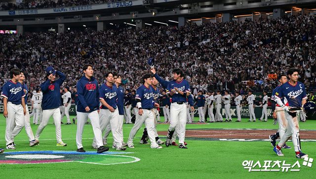7일 오후 일본 도쿄돔에서 열린 2026 월드베이스볼클래식(WBC) C조 한국과 일본의 경기, 한국이 일본에 6:8로 패배했다. 경기종료 후 한국 선수들이 아쉬워하고 있다. 도쿄, 김한준 기자