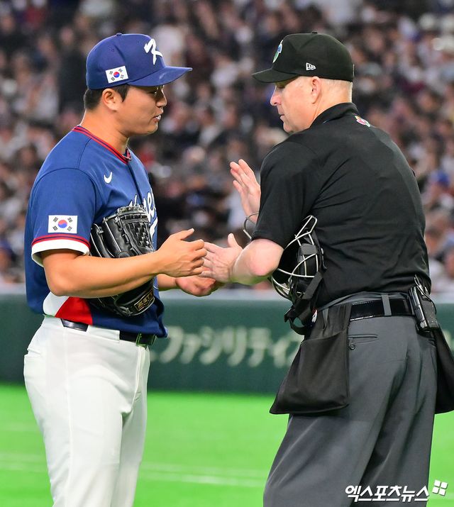 7일 오후 일본 도쿄돔에서 열린 2026 월드베이스볼클래식(WBC) C조 한국과 일본의 경기, 6회말 수비를 마친 한국 고우석이 심판에게 글러브 체크를 받고 있다. 도쿄, 김한준 기자