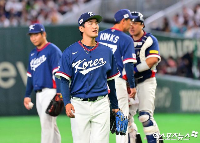 2026 월드베이스볼클래식 한국 야구대표팀 투수 고영표가 7일 일본 도쿄돔에서 열린 WBC C조 조별리그 2차전 한일전에 선발 등판해 2⅔이닝 3피안타 4실점으로 부진했다. 고영표는 3회를 다 못 마친 채 조병현에게 공을 넘겼다. 도쿄, 김한준 기자