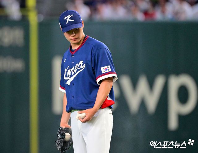 7일 오후 일본 도쿄돔에서 열린 2026 월드베이스볼클래식(WBC) C조 한국과 일본의 경기, 7회말 2사 1,3루 한국 김영규가 투구 준비를 하고 있다. 도쿄, 김한준 기자