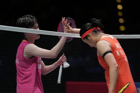 배드민턴 여자단식 세계 1위 안세영은 8일 영국 버밍엄 유틸리타 아레나에서 열린 세계배드민턴연맹(BWF) 월드투어 2026 전영 오픈(슈퍼 1000) 여자단식 준결승에서 세계랭킹 3위 천위페이(중국)에 게임스코어 2-1(20-22 21-9 21-12) 역전승을 거뒀다. 안세영은 1게임만 해도 샷이 길고 범실이 많아 고전했으나 2~3게임부터 몸이 풀려 천위페이를 압도헸다. 안세영보다 4살 많은 천위페이는 2게임 중반부터 체력이 급격히 떨어지면서 스스로 무너졌다. 안세영은 이날 승리를 통해 최근 36연승을 질주했다. 결승에서 우승하면 한국 선수 첫 전영 오픈 단식 2연패 역사를 쓰게 된다. 연합뉴스