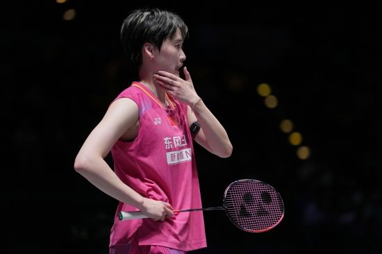 배드민턴 여자단식 세계 1위 안세영은 8일 영국 버밍엄 유틸리타 아레나에서 열린 세계배드민턴연맹(BWF) 월드투어 2026 전영 오픈(슈퍼 1000) 여자단식 준결승에서 세계랭킹 3위 천위페이(중국)에 게임스코어 2-1(20-22 21-9 21-12) 역전승을 거뒀다. 안세영은 1게임만 해도 샷이 길고 범실이 많아 고전했으나 2~3게임부터 몸이 풀려 천위페이를 압도헸다. 안세영보다 4살 많은 천위페이는 2게임 중반부터 체력이 급격히 떨어지면서 스스로 무너졌다. 안세영은 이날 승리를 통해 최근 36연승을 질주했다. 결승에서 우승하면 한국 선수 첫 전영 오픈 단식 2연패 역사를 쓰게 된다. 연합뉴스