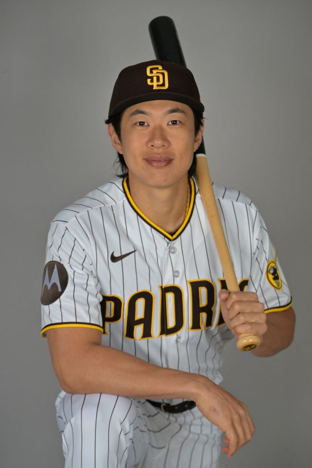 샌디에이고 파드리스 송성문이 6일 열린 2026 미국 메이저리그(MLB) 시애틀 매리너스와의 시범경기에서 옆구리 통증을 느끼면서 경기 도중 교체됐다. 크레이그 스태먼 샌디에이고 감독은 송성문의 몸 상태를 매일 지켜봐야 하고, 송성문이 새로운 환경에 적응하고 있다는 점을 생각할 것이라고 밝혔다. 송성문의 개막 로스터 합류 여부는 회복세에 따라 결정될 것으로 보인다. 연합뉴스