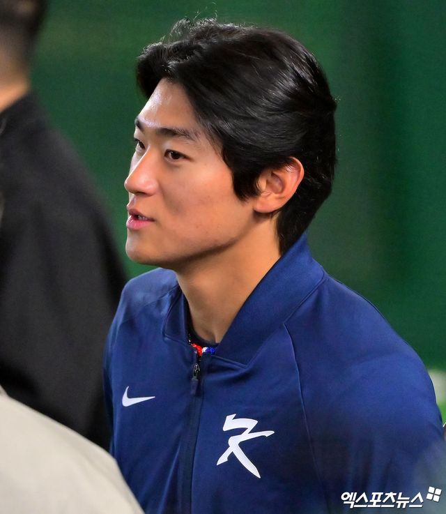 한국 야구대표팀 내야수 김도영(KIA 타이거즈)이 2026 월드베이스볼클래식(WBC) 대만전에 3루수로 나선다. 김도영은 8일 정오 일본 도쿄 도쿄돔에서 열리는 2026 WBC C조 조별리그 대만전을 앞두고 취재진과 만나 '수비는 언제든 나갈 수 있도록 준비해왔다. 9이닝을 소화하는 데 문제가 없다'고 밝혔다. 앞서 5일 체코전과 7일 일본전에 모두 지명타자로 출전했던 김도영은 이날 처음으로 수비 장갑을 낀다. 전날 코치진으로부터 통보받았고, 이날 오전 라인업을 통해 확인했다. 도쿄, 김한준 기자