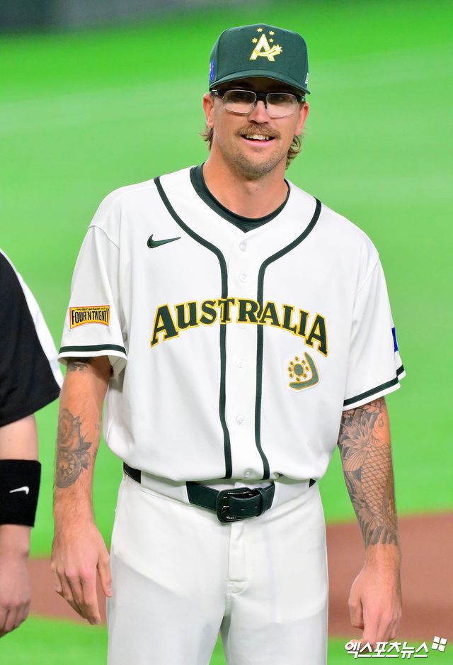 5일 오후 일본 도쿄돔에서 열린 2026 월드베이스볼클래식(WBC) C조 대만과 호주의 경기, 호주 라클런 웰스가 도열을 하고 있다. 도쿄, 김한준 기자