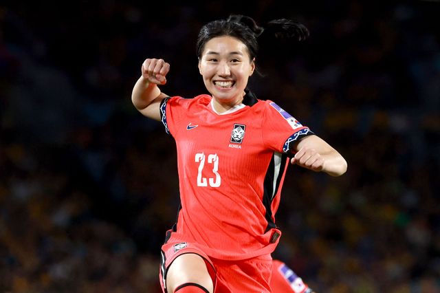 대한민국 여자 축구 국가대표팀이 여자 아시안컵 개최국이자 세계적 강호 호주와 무승부를 거두고 조 1위로 8강에 올랐다. 신상우 감독이 이끄는 한국은 8일(한국시간) 호주 시드니에 위치한 아코르 스타디움에서 열린 호주와의 2026 아시아축구연맹(AFC) 여자 아시안컵 조별리그 A조 3차전에서 3-3 무승부를 기록했다. 이로써 앞서 이란과 필리핀을 연파했던 한국은 조별리그를 2승1무 무패, 승점 7로 마쳤다. 호주와 승점 동률을 이뤘으나 골득실에서 1골 앞서며 조 1위로 8강에 올랐다. 연합뉴스